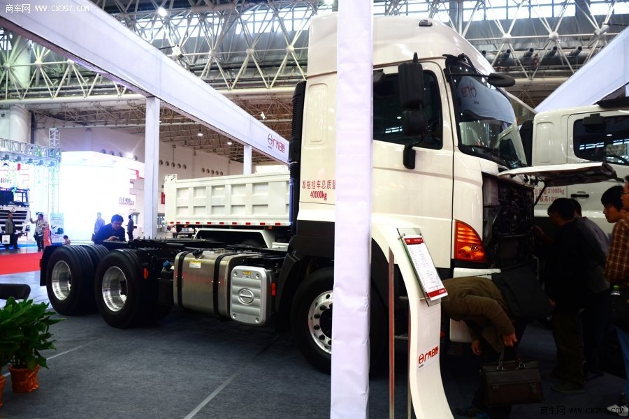 廣汽日野 700系列重卡 350馬力 6×4 牽引車(YC4250SS2PK4)