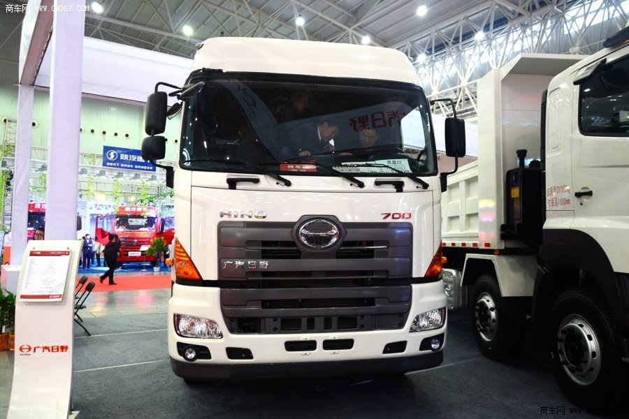 廣汽日野 700系列重卡 350馬力 6×4 牽引車(YC4250SS2PK4)